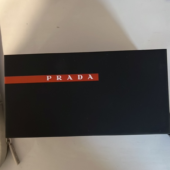 Brand new sunglasses only worn 2 times! Original package included! - Picture 3 of 3